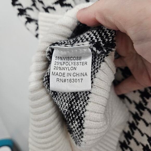 Houndstooth print vintage style sleeveless V neck sweater. Size Medium Large - Picture 6 of 6